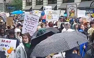 洛杉磯抗爭白熱化 美陸戰隊與群眾ICE大樓前對峙