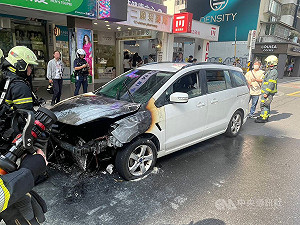 北市信義區百貨對面火燒車 濃煙四散幸無人傷