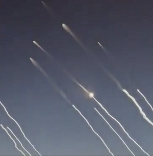 (影) 罕見奇觀! 從客機上看伊導彈一個個從雲端冒出頭 美攔截3架攻擊無人機