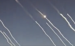 (影) 罕見奇觀! 從客機上看伊導彈一個個從雲端冒出頭 美攔截3架攻擊無人機