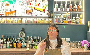 陸委會偕策進會前往南投 傾聽澳門新住民用調酒說出台灣的美味與溫度