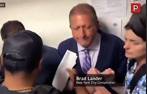 (影)被秋後算帳? 紐約市審計長兼市長候選人赴移民法庭 遭ICE便衣突襲逮捕