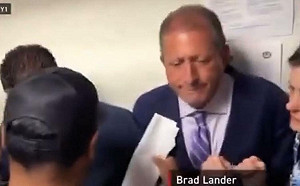 （影）被秋後算帳？ 紐約市審計長兼市長候選人赴移民法庭 遭ICE便衣突襲逮捕