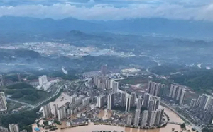 (影) 廣東驚現百年洪災 懷集全城淹沒！綏江水位爆表創新高 18萬人困水中