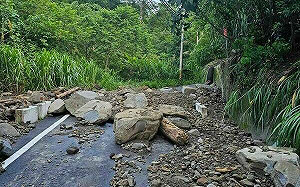 比颱風更嚴重！苗栗泰安急雨夾冰雹   道路中斷慘況曝光