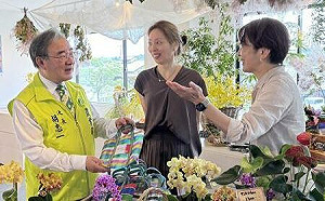 賣花也賣香腸！日本公園變身台味市集　五感體驗一次打包