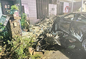 住戶睡夢中被巨響嚇醒「一看整片牆垮了」 宛如災難片!轎車深夜暴衝連環撞
