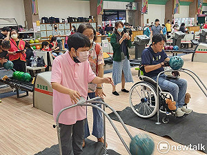 西藥盃身心障礙者保齡球比賽登場  不同障別選手克服障礙投出好成績