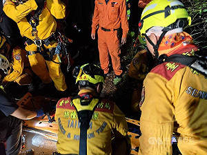 台中大雪山林道1車翻落邊坡50公尺深 2人獲救