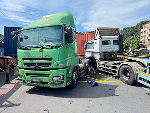 基隆曳引車擦撞 女駕駛左小腿骨折一度受困