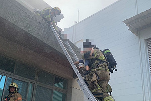 台南市公司建物1樓冒火煙 一家3口3樓陽台待援獲救