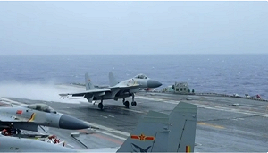 (影) 「帶彈升空」強勢驅離影片曝光!遼寧艦遇外機「成批逼近」 殲-15雨中逼退