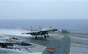(影) 「帶彈升空」強勢驅離影片曝光！遼寧艦遇外機「成批逼近」 殲-15雨中逼退