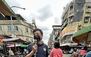 大罷免三階熱戰！威脅恐嚇頻傳  洪健益掃街險遭車撞 助理被車輾腳