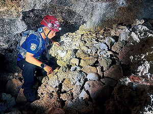 沖繩探勘二戰遺址發現人體骨骸  高雄學者籲珍惜和平可貴