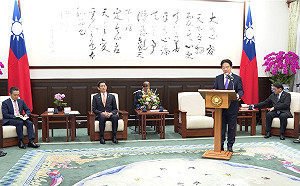 （影）總統接見日本小林鷹之眾議員 盼深化臺日夥伴關係、確保區域經濟安全穩定發展