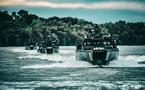 （影）烏軍新武器大亮相! 「黑海軍團」秀海、陸軍援 自製「滑翔炸彈」將開轟