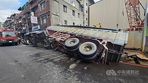 新北三重工地前路面塌陷 工務局勒令停工將開罰