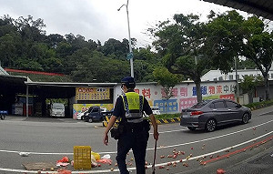 果農遇車禍桃子掉滿地  台中警民合力清理獲好評