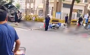 （影）北京又發生恐怖衝撞學童事件! 疑「獻忠」多人倒地 官方掩飾淡化