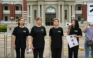 不滿賴清德雜質說　民眾黨小雞衝總統府遞交陳情書籲道歉 