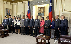 傅崐萁別難過!這次換立院秘書長周萬來座位被柯建銘搶走