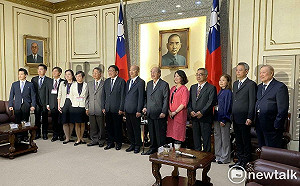 傅崐萁別難過!這次換立院秘書長周萬來座位被柯建銘搶走