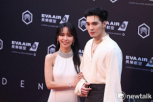 金曲36》紅毯登場！黃偉晉深V上衣秀胸肌 陳明珠全白禮服超氣質