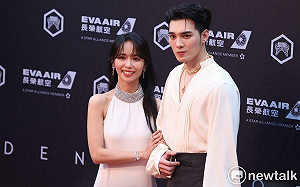 金曲36》紅毯登場！黃偉晉深V上衣秀胸肌 陳明珠全白禮服超氣質