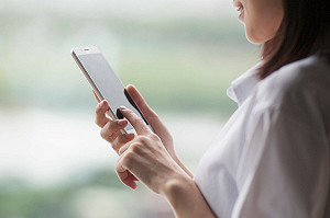 過馬路滑手機恐挨罰！交通部：若影響交通安全「員警可直接開罰」