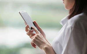 過馬路滑手機恐挨罰！交通部：若影響交通安全「員警可直接開罰」