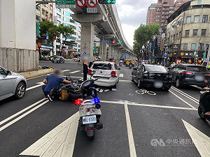 板橋騎重機4貼撞前車 騎士全家一身傷得先收罰單