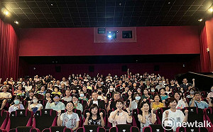 呼應賴主席團結  陳亭妃包場《看不見的國家》團結挺台灣