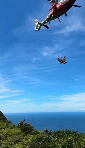 8旬婦登劍龍稜跌倒受傷  空勤直升機吊掛救援