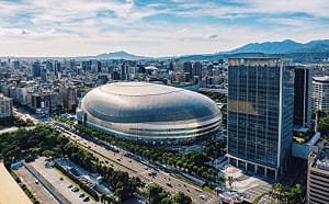 放開那女孩! 台啤工作人員遭球迷吃豆腐 中職宣布列黑名單、禁止再入場