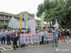 反迫遷團體圍政院 諷賴清德「功在迫遷」