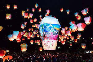 中秋不只吃月餅 平溪還可放造型天燈！