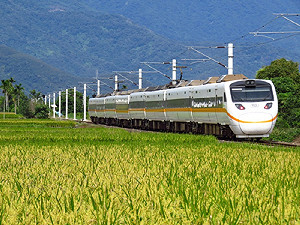 圖輯》追火車拍美照 飽覽無敵海天一色