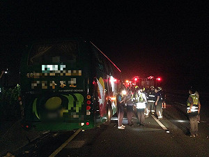 阿羅哈客運閃車翻覆 11傷6無生命跡象