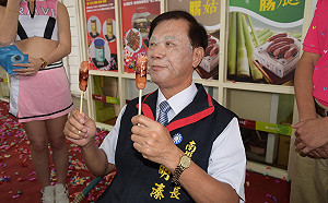 敷面膜吃香腸搶版面！市長代言撩落去
