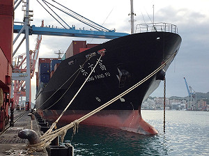 碼頭貨櫃硝酸外洩  幸未造成汙染