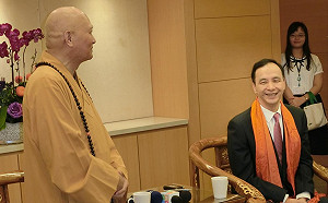 宗教關係良好！普賢寺捐復康巴士稱朱立倫像活菩薩