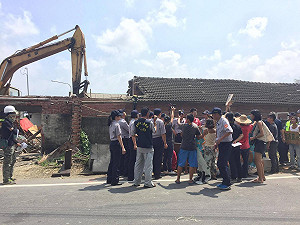 怪手已到 反西港外環道自救會激動抗爭