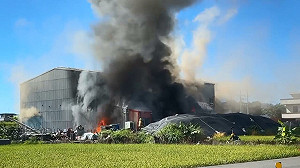 宜蘭五結碾米工廠大火 黑煙直竄天際