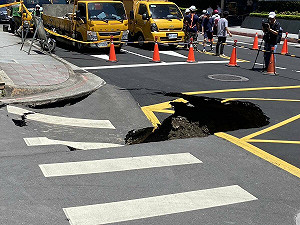 北市鬧區驚現「天坑」 自來水管破裂修繕中局部停水