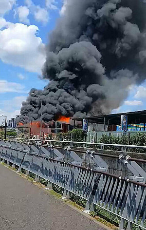 新北土城鐵皮倉庫大火撲滅 空氣品質示警解除