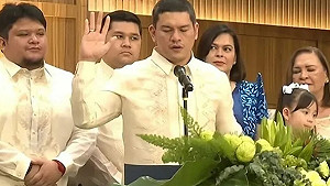 爸爸還被關 兒子代上任! 當選達沃市長杜特地仍被關海牙 兒子宣誓就職