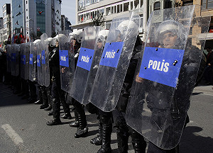 畫穆斯林與猶太男子炸彈落下時握手! 土耳其爆發大抗議 警拘4政治漫畫家