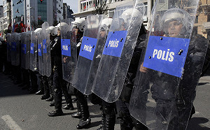 畫穆斯林與猶太男子炸彈落下時握手! 土耳其爆發大抗議 警拘4政治漫畫家