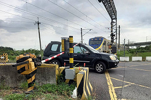 台南男駕車突故障卡平交道 及時按緊急鈕未釀事故